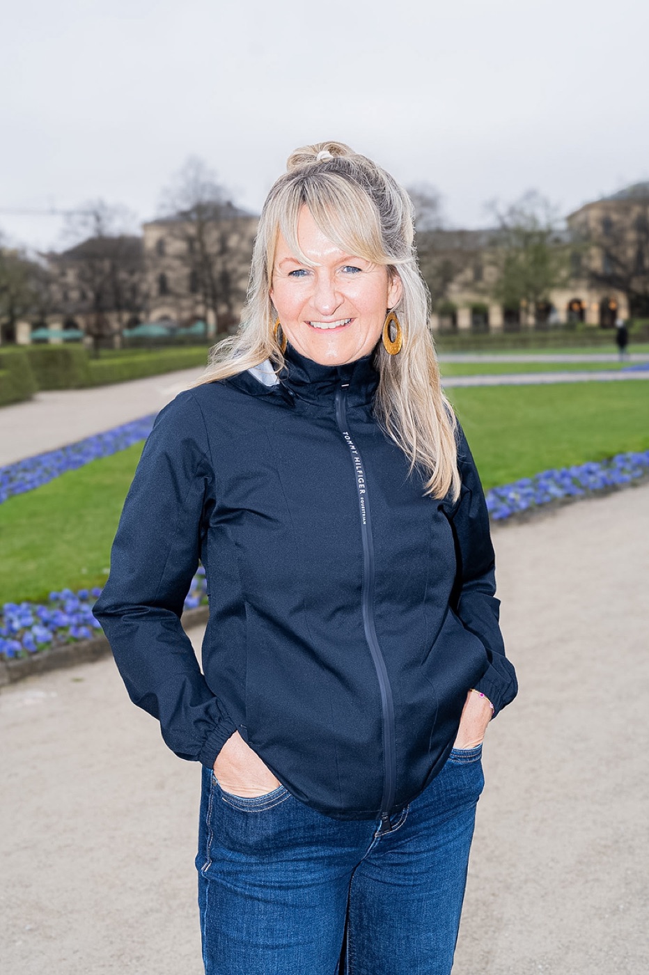 Nicole Riedl in einer Parkanlage