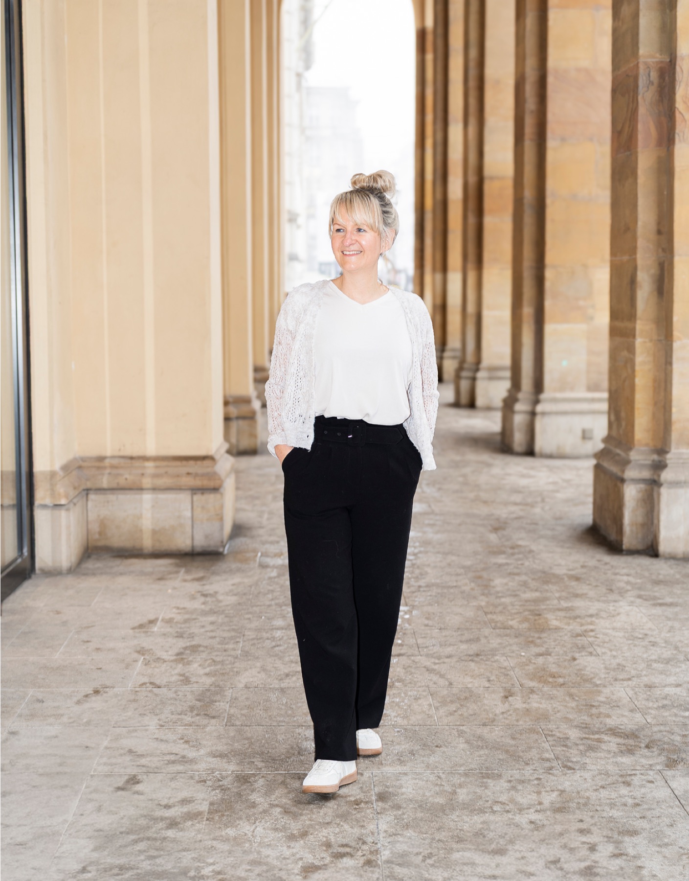 Nicole Riedl in einer hellen Säulenhalle
