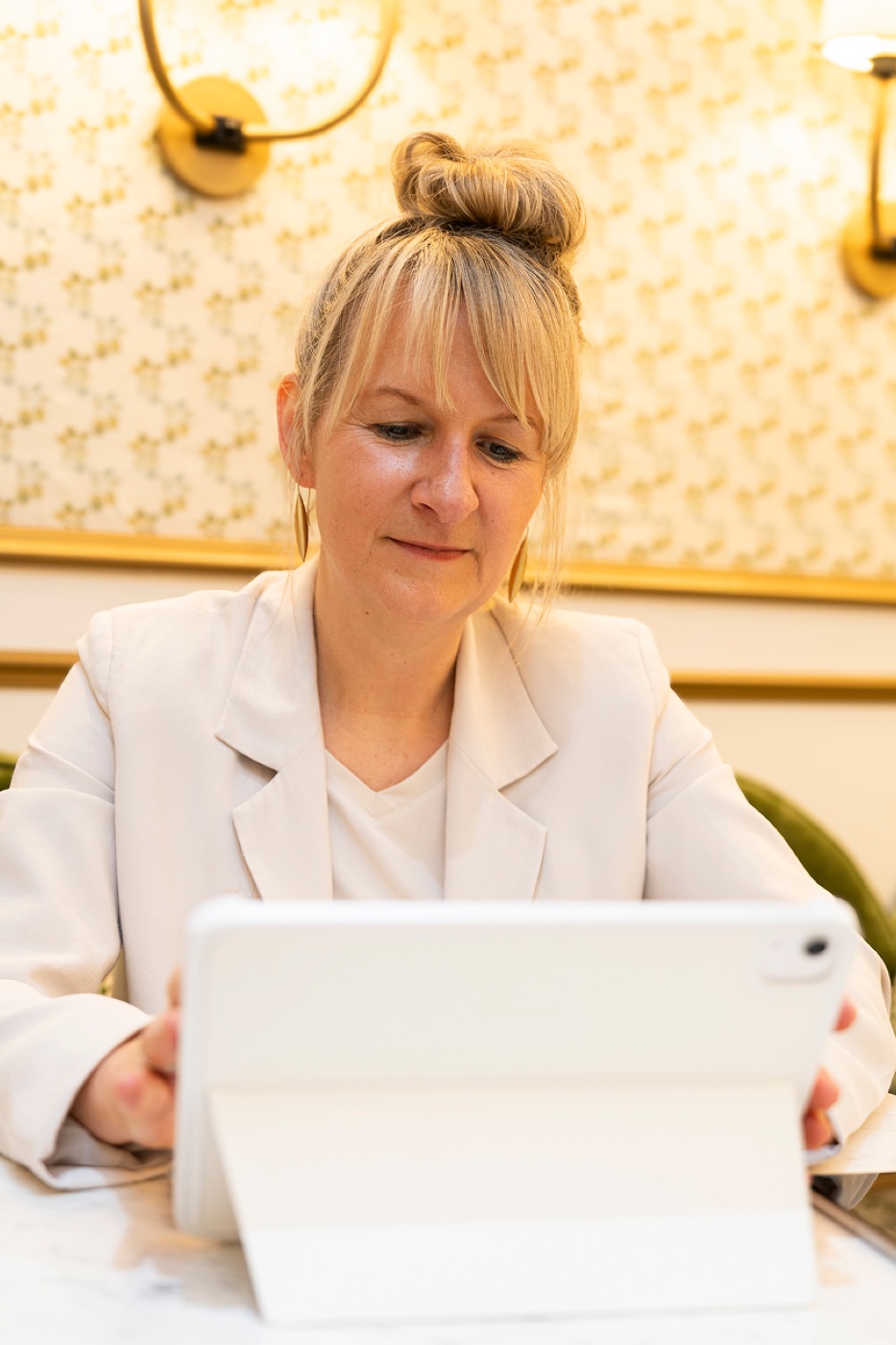 Nicole Riedl bei der konzentrierten Arbeit mit einem Tablet