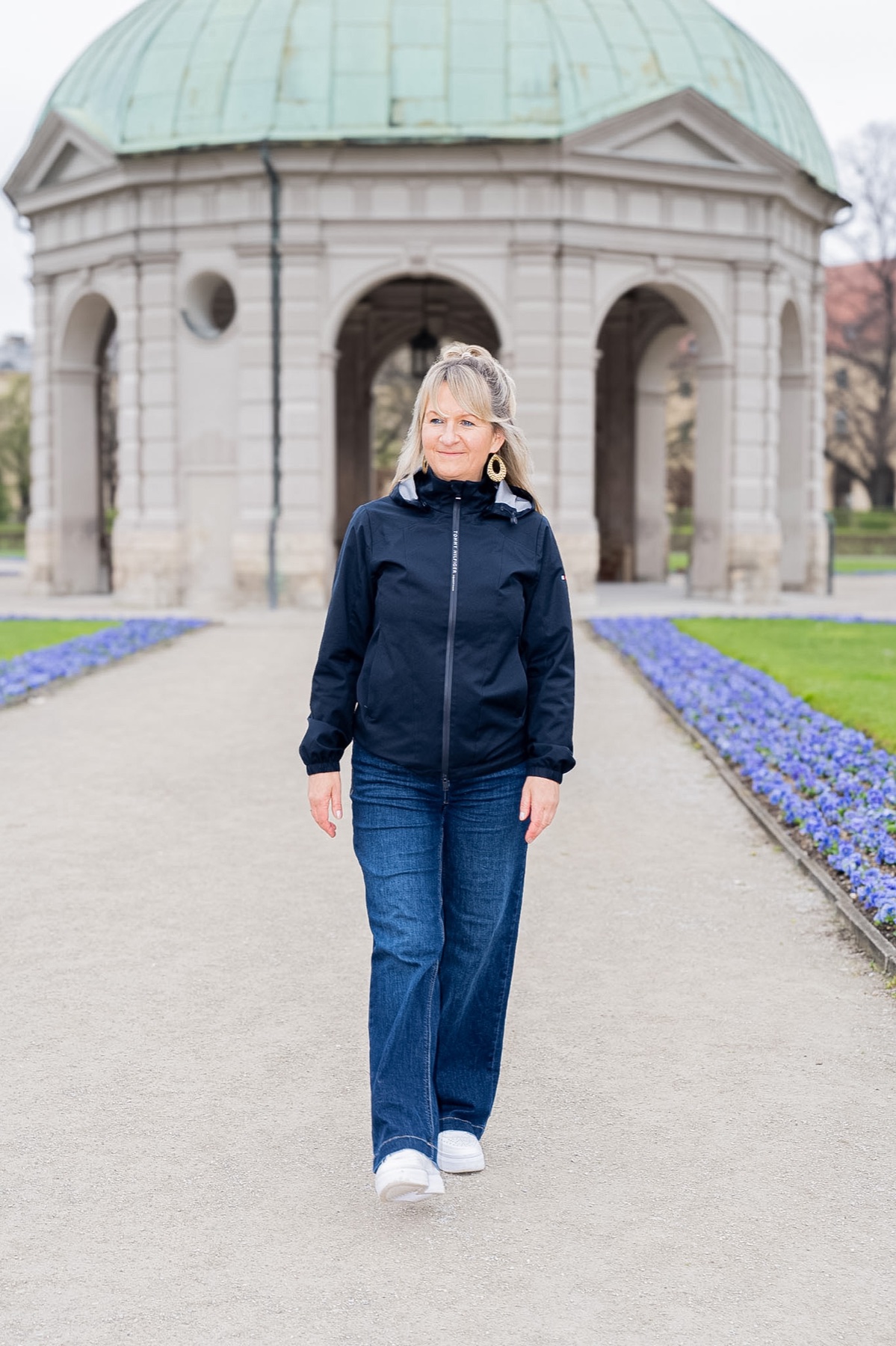 Nicole Riedl auf einem Weg vor einem Pavillon